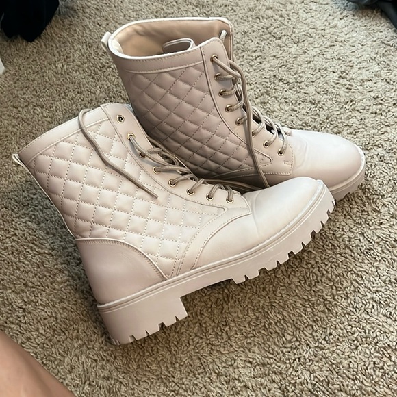 Beige boots - Picture 1 of 3